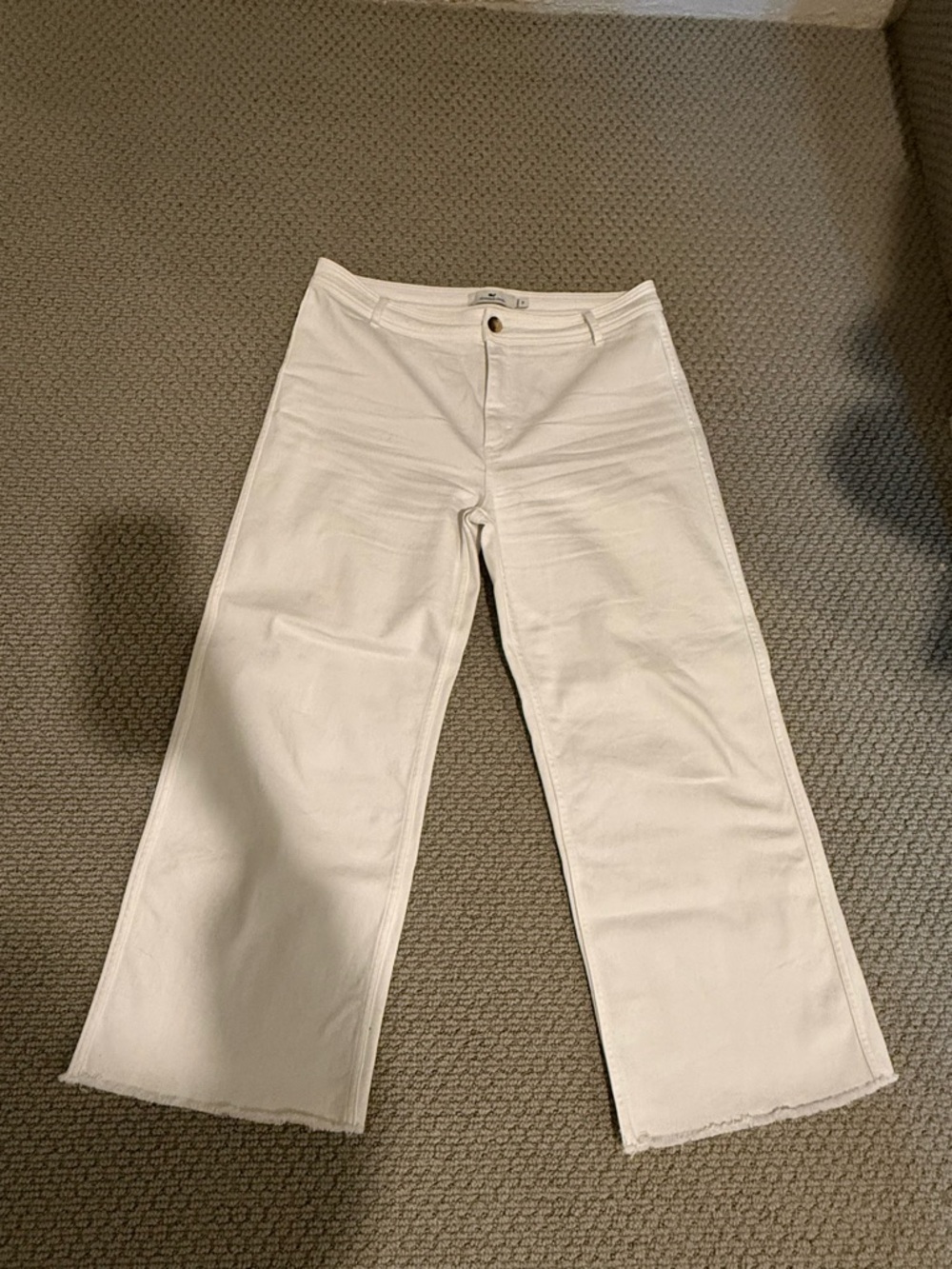 Vineyard Vines White High-Rise Jeans with Tortoiseshell Button